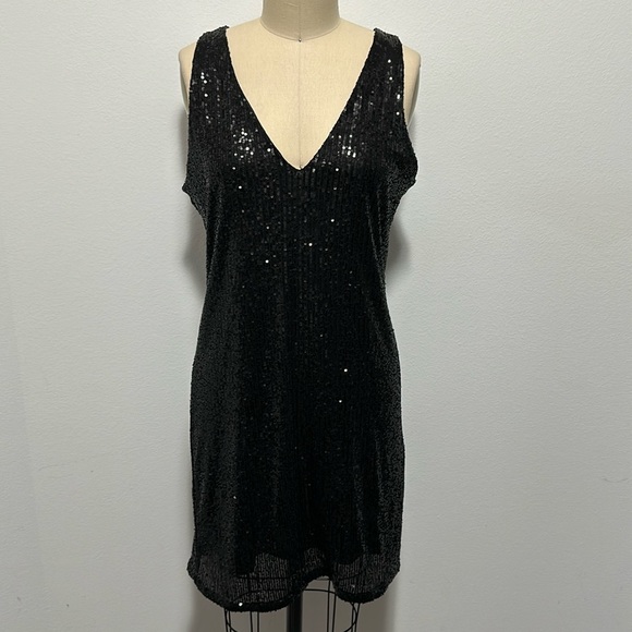 H&M Dresses & Skirts - H&M V-neck Sequined Dress